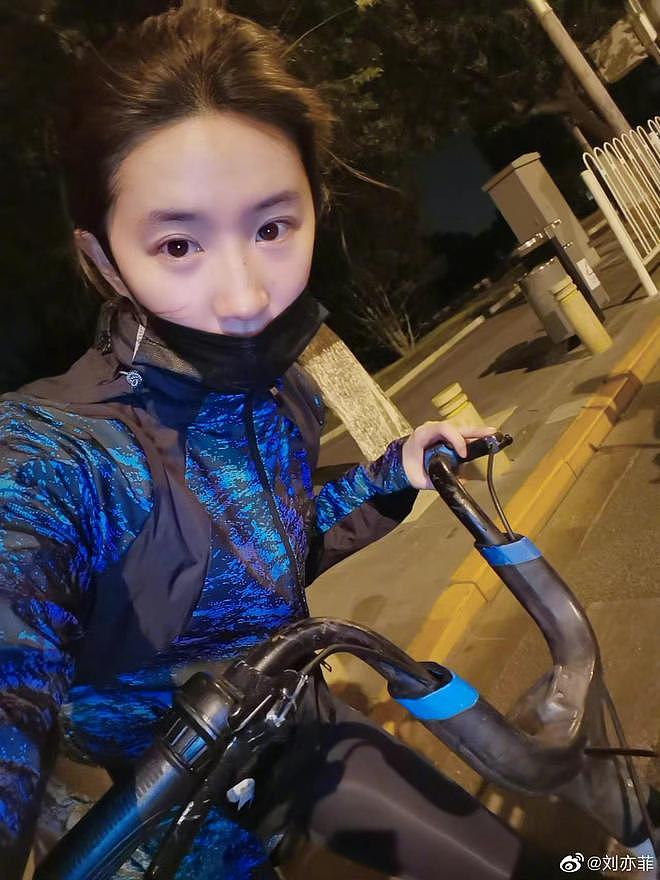刘亦菲晒夜骑自行车自拍 穿运动装素颜皮肤白嫩 - 2