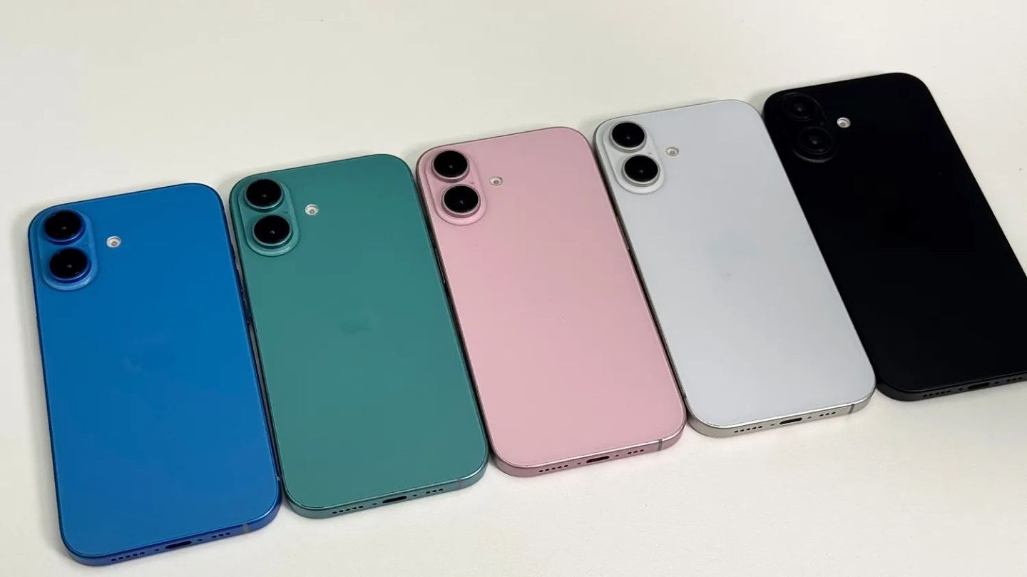 苹果 iPhone 16 机模视频上手：蓝、粉、白、黑、绿 5 种颜色 - 2