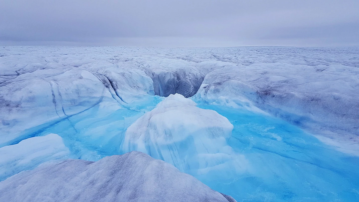 研究显示基底融水正在自下而上地解冻格陵兰冰原 - 1