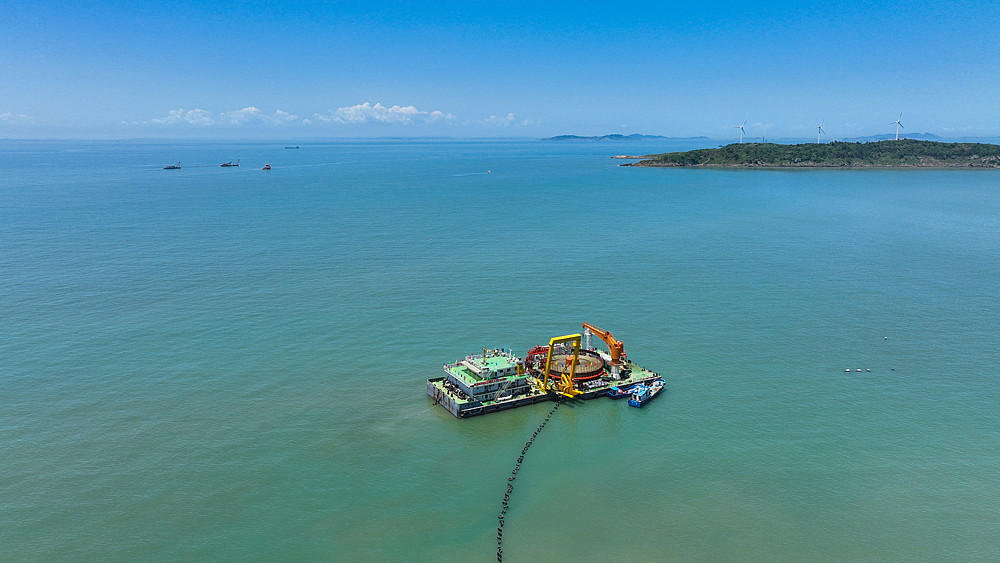 全球首条35千伏低频海底电缆在浙江台州上大陈岛入海 - 1