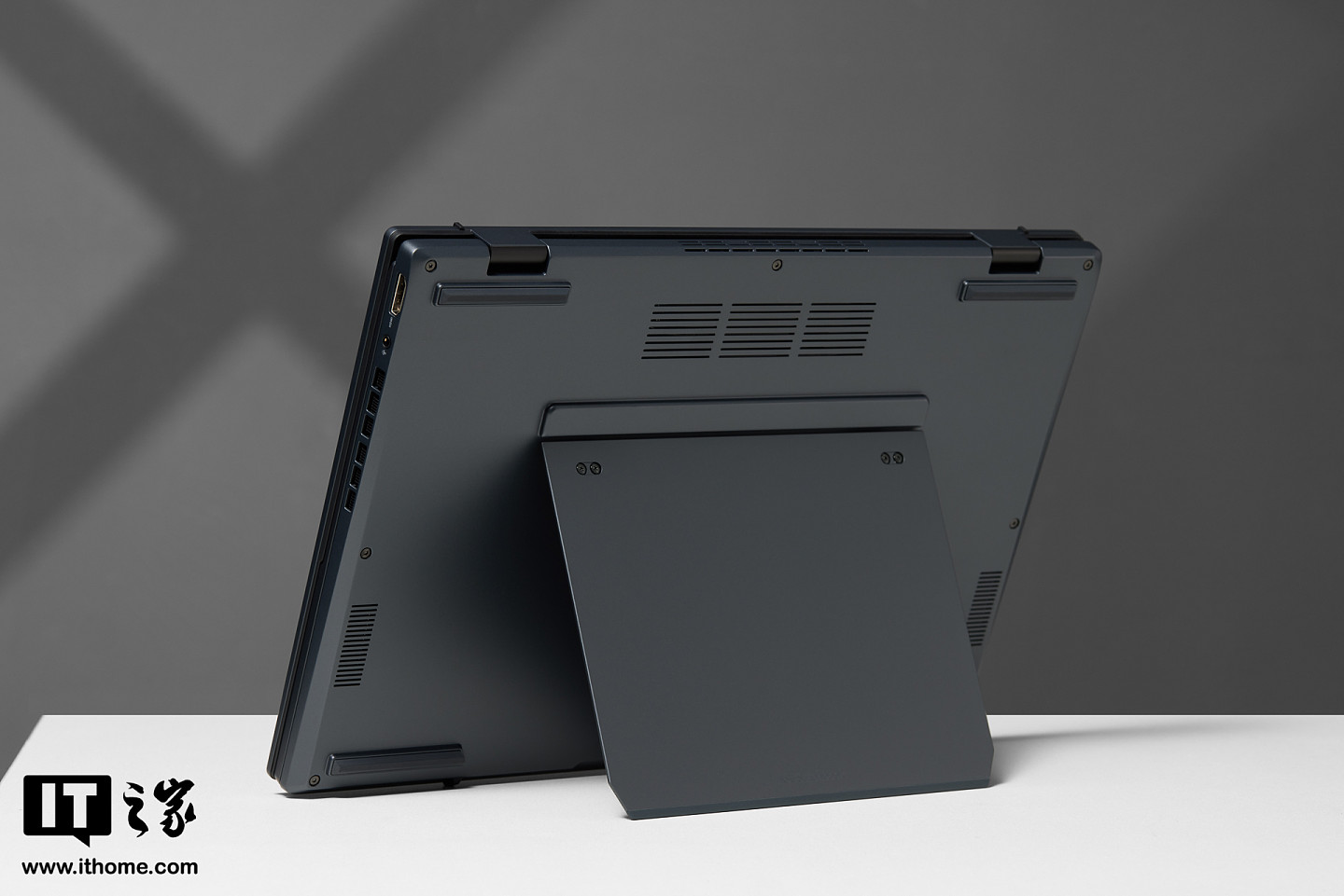 【IT之家开箱】全球首台 14 英寸 OLED 120Hz 高刷屏幕笔记本：灵耀 14 双屏图赏 - 10