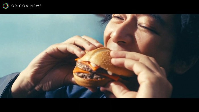 日本麦当劳新广告 堺雅人迎着海啸吃汉堡 - 6