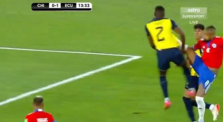 世预赛智利vs厄瓜多尔，比达尔14分钟飞踹对手面部被直红罚下 - 1