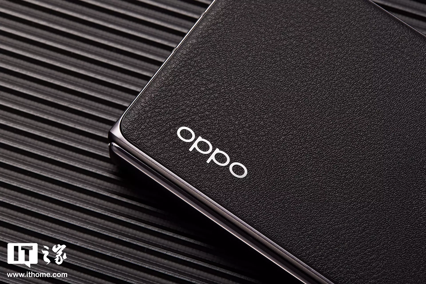 【IT之家开箱】OPPO Find N2 素黑图赏：比直板机还轻的横向大折叠手机 - 4