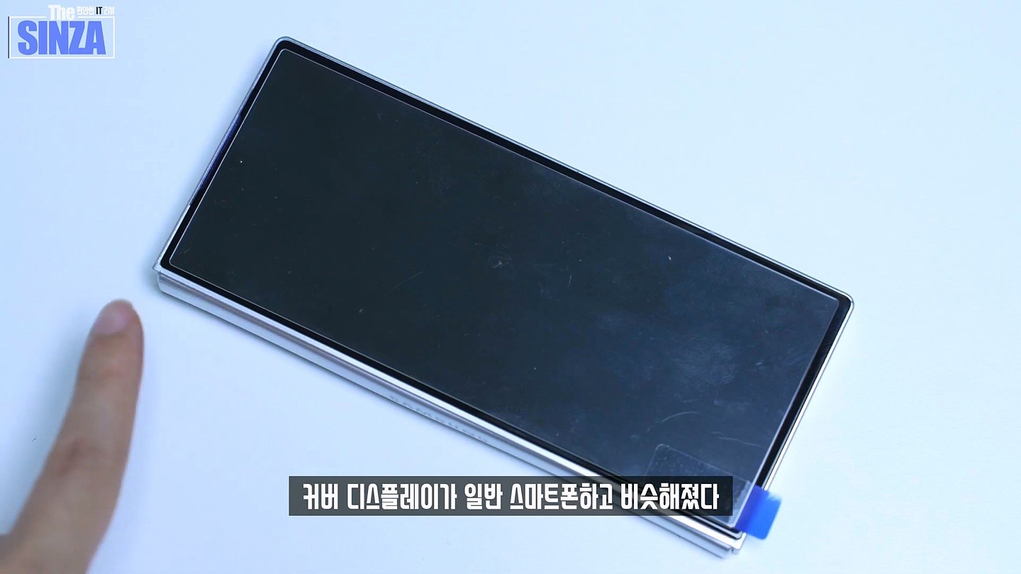 三星 Galaxy Z Fold6 手机机模上手：更宽、更方正 - 3