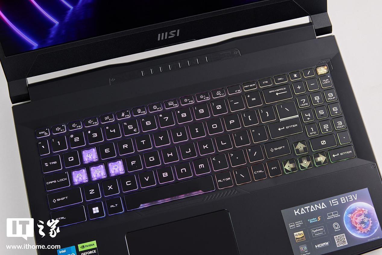 【IT之家开箱】微星星影 15 游戏本图赏：搭载四分区炫彩 RGB 键盘，释放满满电竞能量 - 7