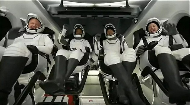 SpaceX的全平民Inspiration4宇航员，他们刚刚结束了历史性的三天太空之旅，坠落在大西洋。