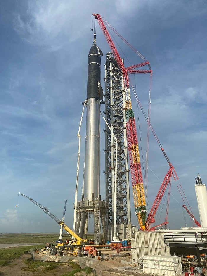 埃隆·马斯克展示完全堆叠的SpaceX星际飞船和超重型火箭 - 4