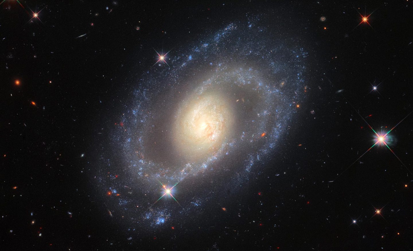 哈勃带来细节丰富的螺旋星系Mrk 1337图像 - 1