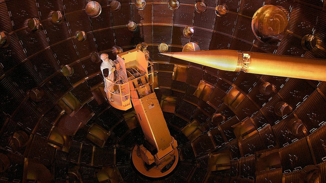 科学家利用196个激光器重现了巨大星系团的内部条件 - 1
