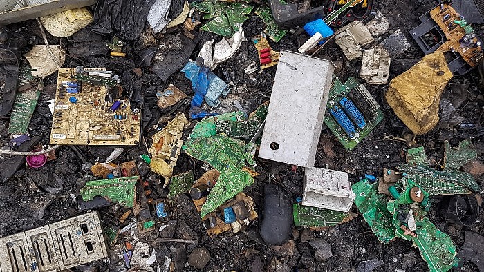 1600px-Electronic_waste_at_Agbogbloshie,_Ghana.jpg