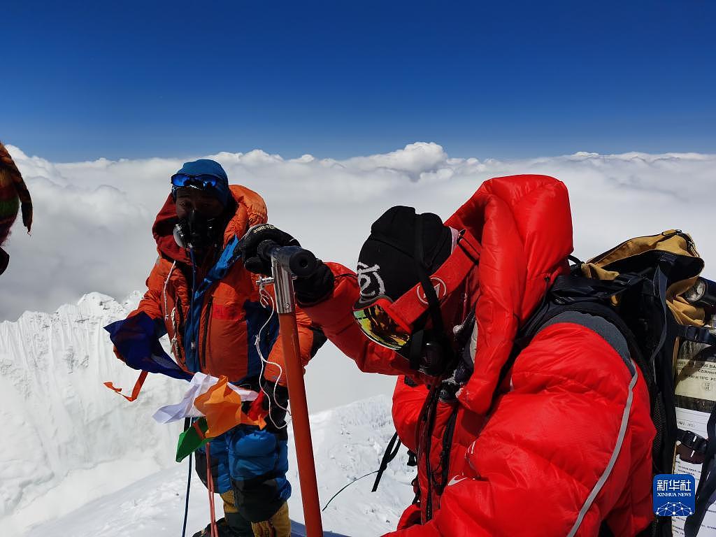 我国珠峰科考队员成功登顶 架设世界海拔最高的自动气象站 - 1