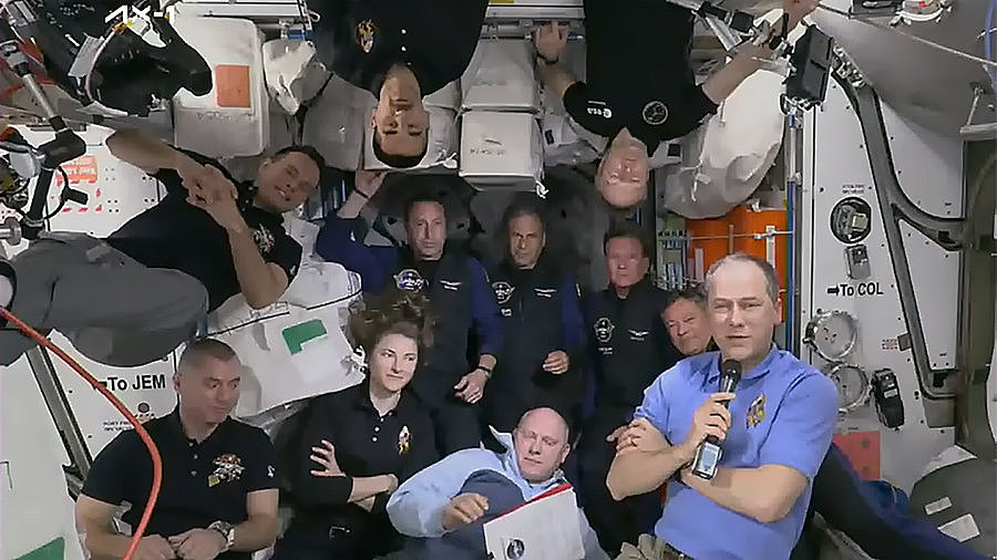 国际空间站上的11人。
