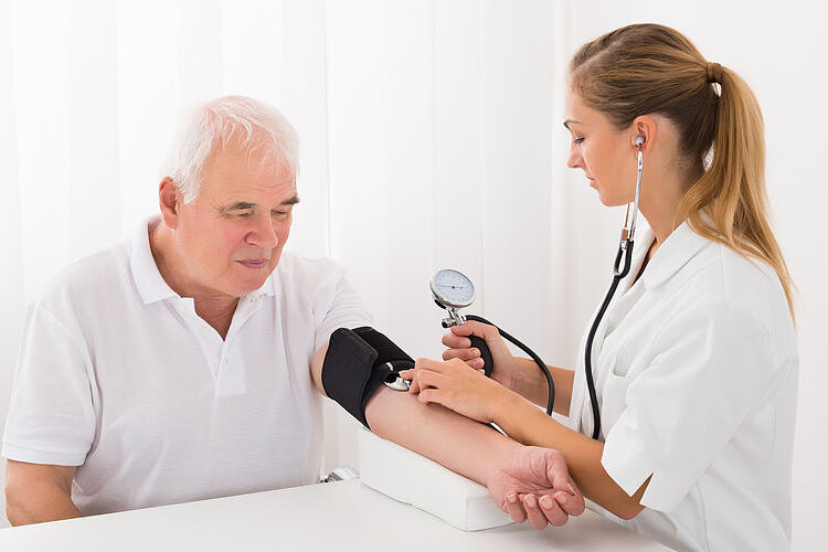 测血压时，测左臂还是右臂？自己给自己测血压靠谱吗？告诉你真相 - 8