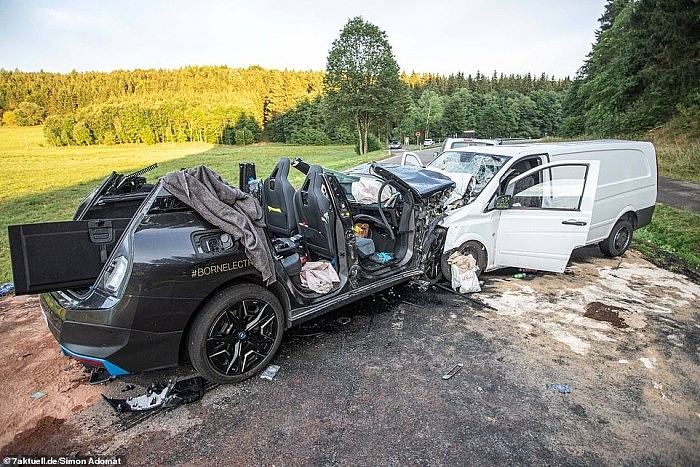 一辆宝马iX在德国发生惨烈事故 官方回应称与自动驾驶无关 - 1