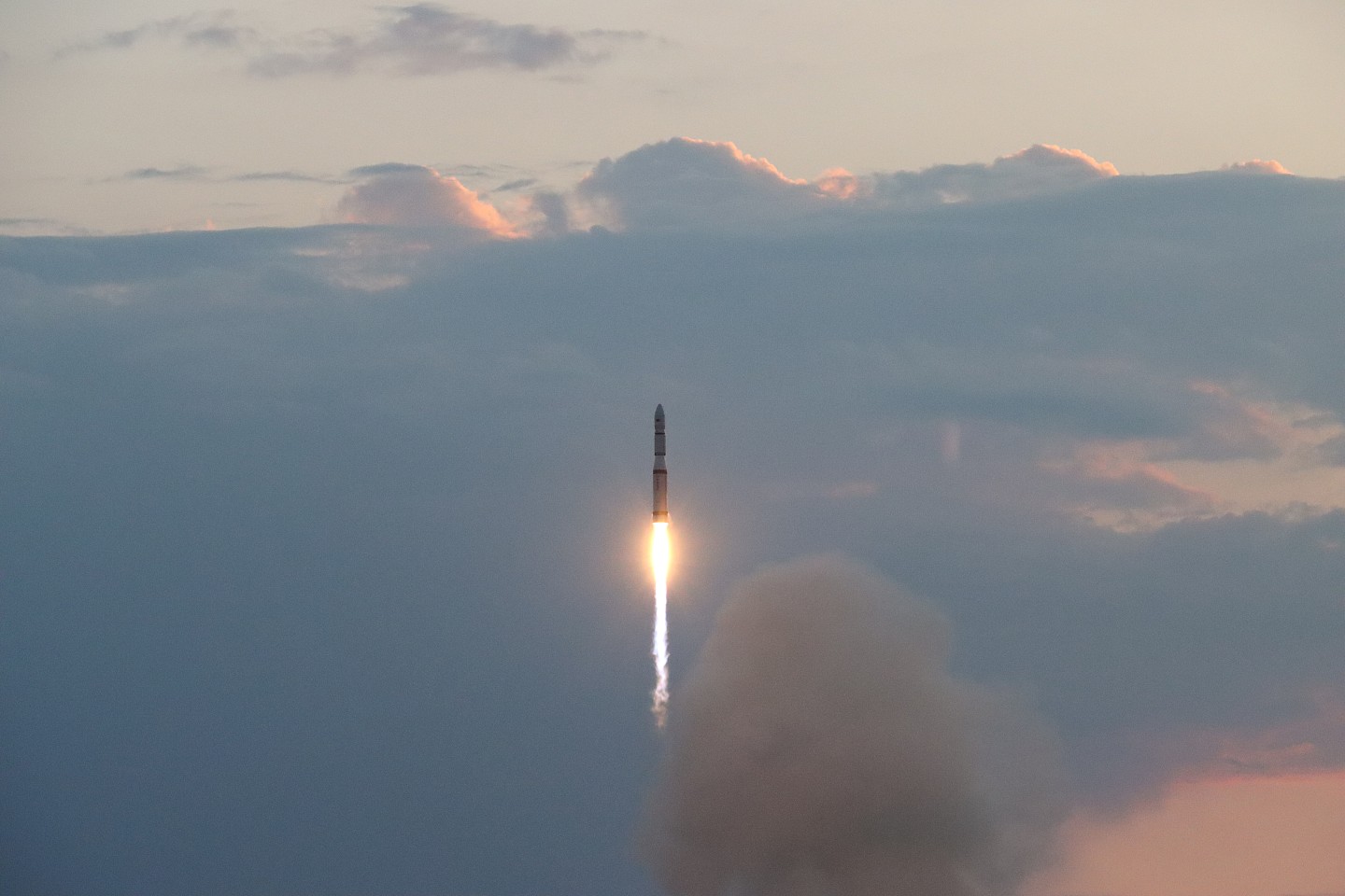 7月9日，长征六号遥六运载火箭在太原卫星发射中心点火升空成功。郑恩红 摄