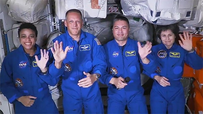 Astronauts-Starliner-Farewell.jpg