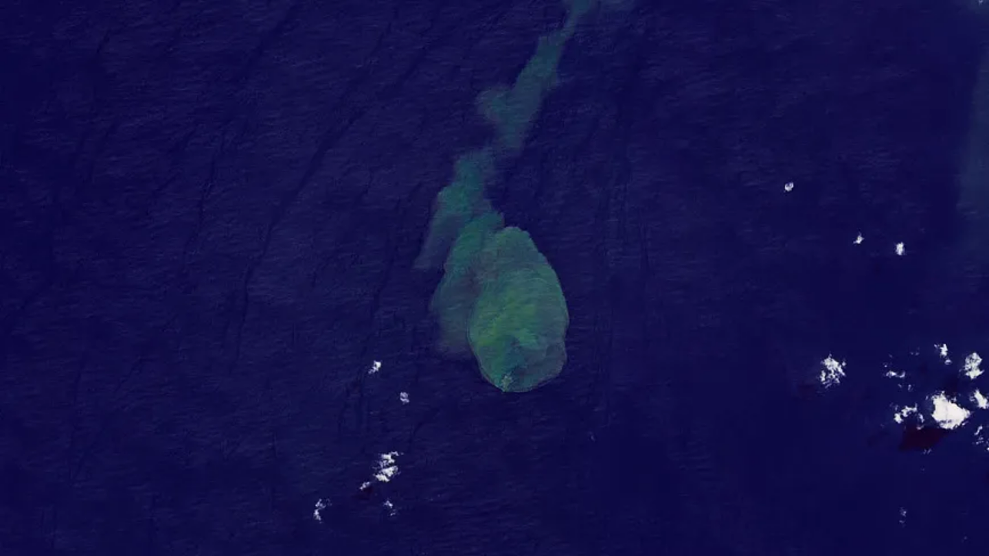 NASA在鲨鱼生活的地方观察到火山爆发 - 1