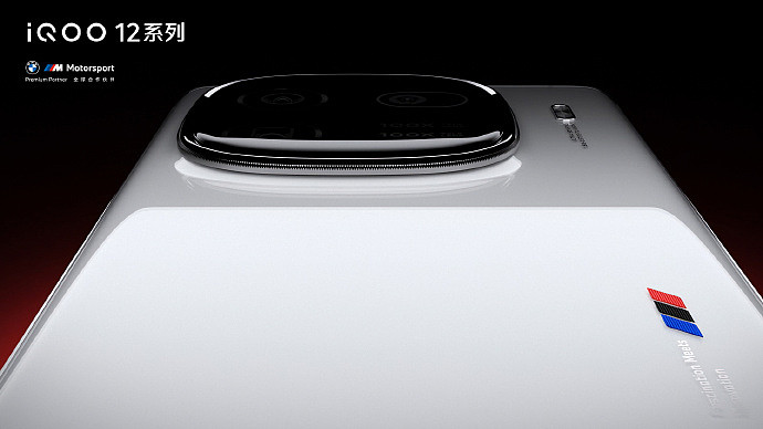 iQOO 12 手机官图公开：大尺寸后置镜头模组 +“标志性”三色条纹 - 2