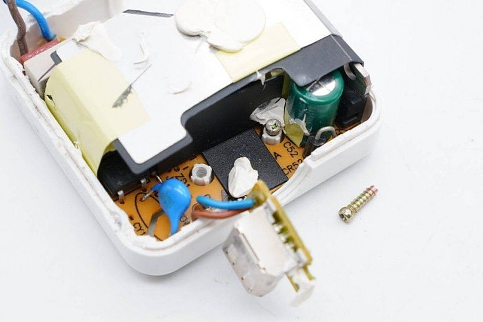 拆解报告：Apple苹果iPod火线12V充电器A1070 - 15