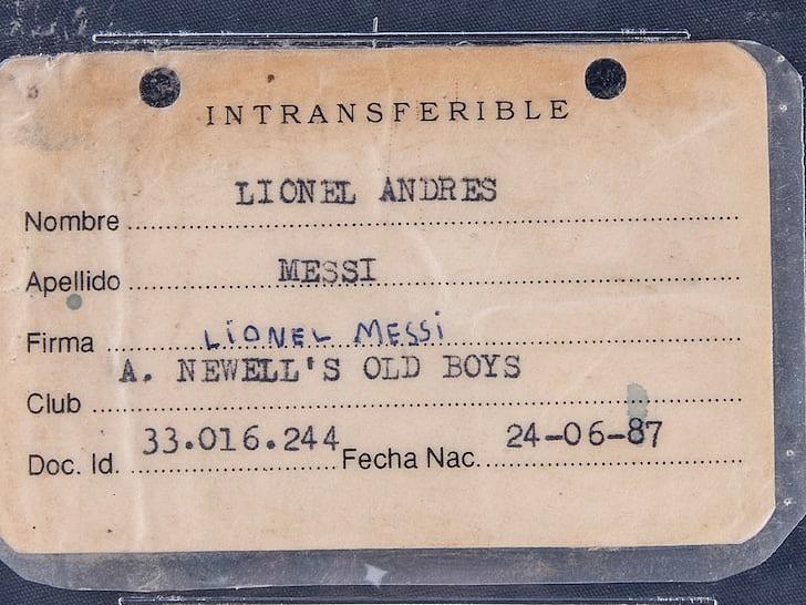梅西8岁时效力纽维尔老男孩的证件被拍卖，起拍价为1万美元 - 2
