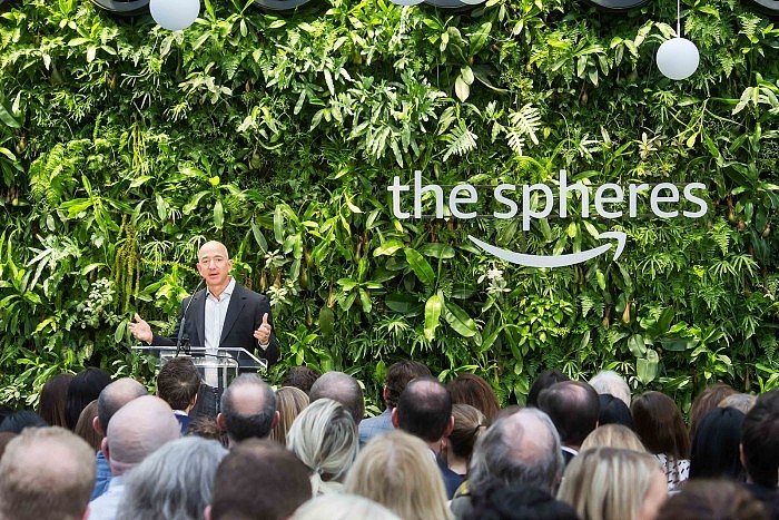 1599px-Jeff_Bezos_at_Amazon_Spheres_Grand_Opening_in_Seattle_-_2018_(39972652661).jpg
