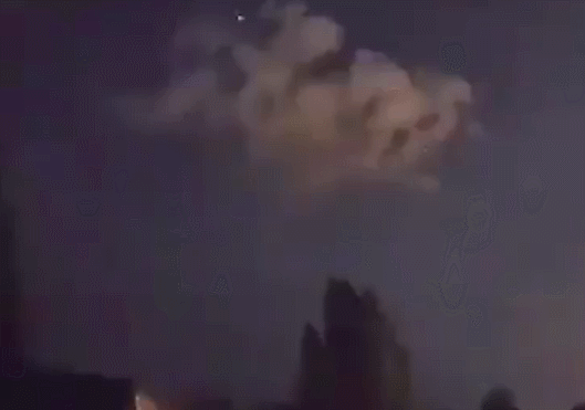 国外网友拍到不明物体在空中爆炸：绿色亮光照亮整个天空 - 1