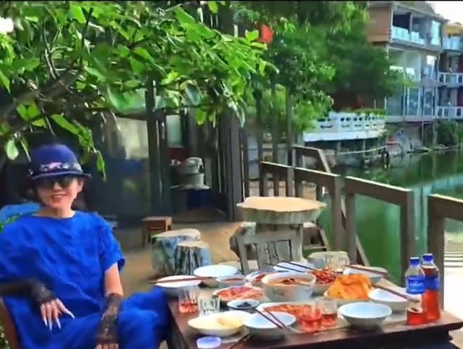 63岁杨丽萍湖边吃饭！与母亲共喝一碗汤，6个菜碟摆满一桌太丰盛 - 1
