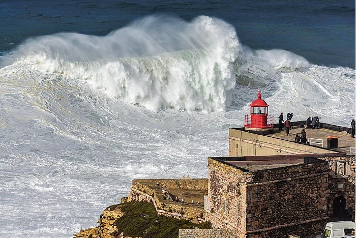 3Monster-Waves-Nazare-Portugal.jpg