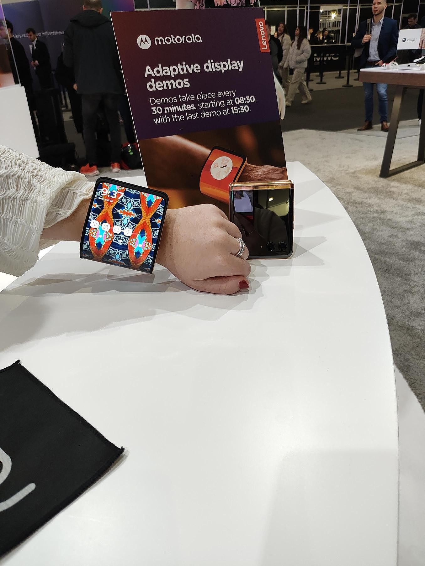 可作为手环使用，联想 MWC 2024 展示摩托罗拉柔性屏概念智能手机 - 2
