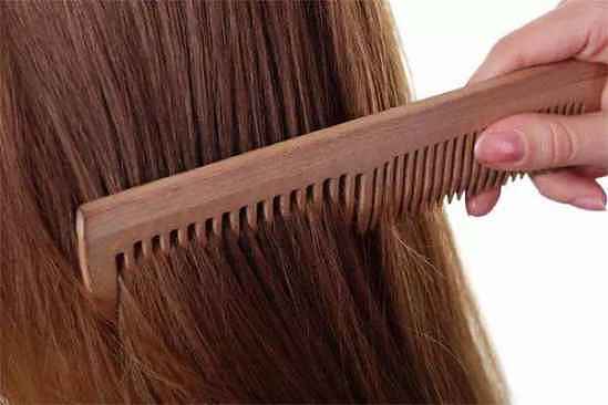 多梳头有助于生发吗 怎么做有助于生发 - 1