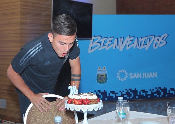 阿根廷国家队为迪巴拉庆生：我们的前锋迎来了他28岁生日