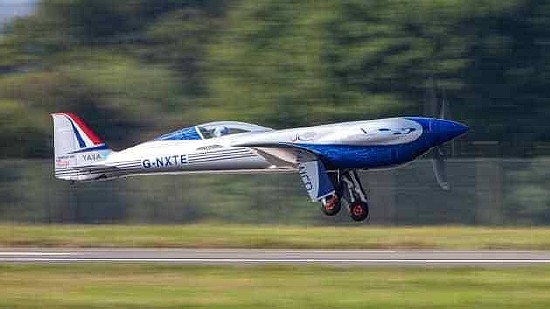 去年9月，罗尔斯-罗伊斯的“创新精神”号全电动飞机在英国完成首飞，飞行了大约15分钟