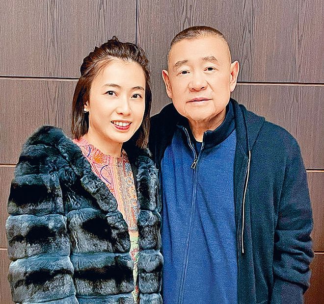 71岁富商刘銮雄罕见露面，将妻子甘比揽在怀中，拍卖名酒进账半亿 - 3