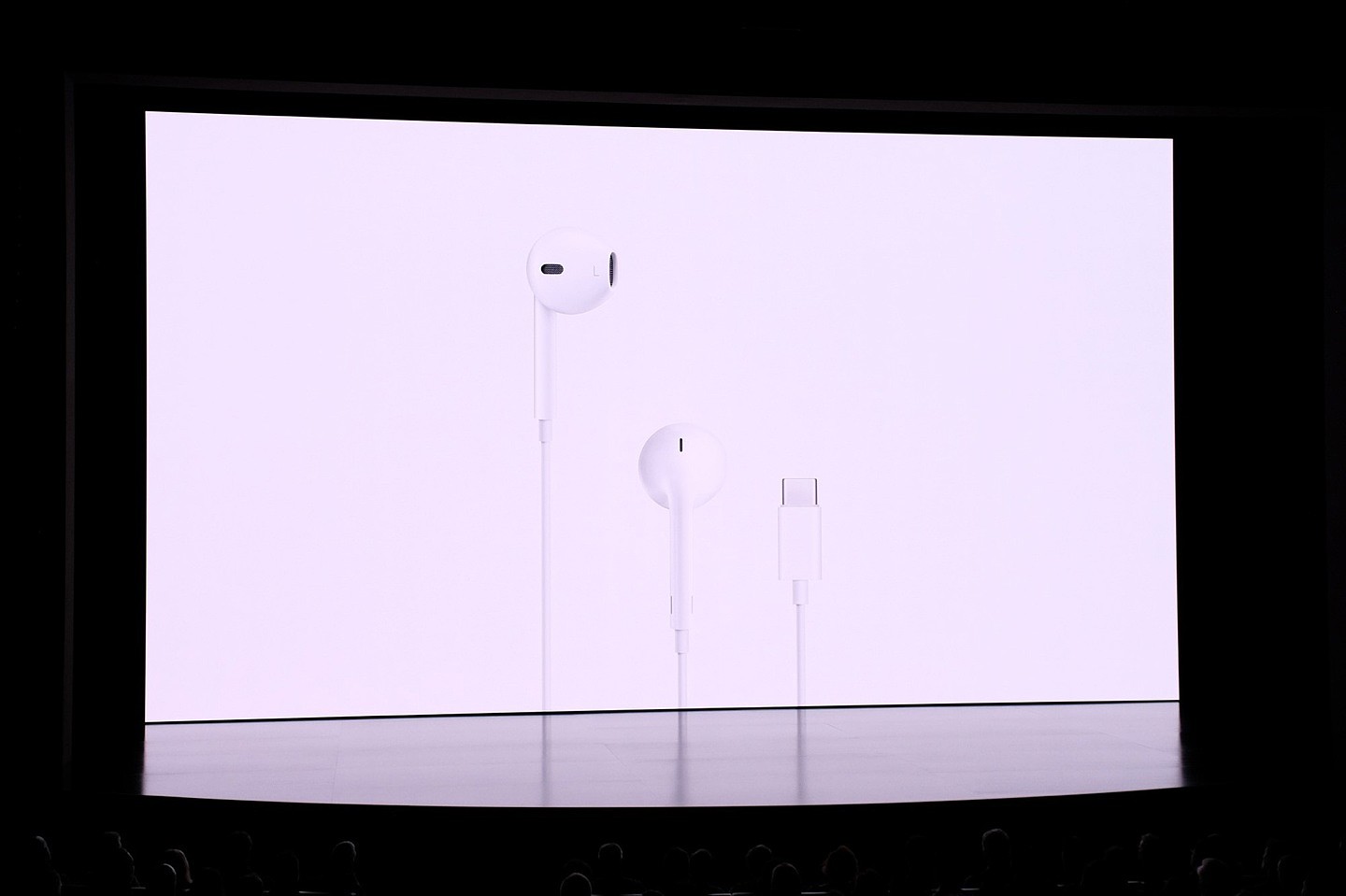 苹果发布 6.1/6.7 英寸 iPhone 15 标准机型：升级灵动岛、配 4800 万主摄、改用 USB-C 端口，起售价 799/899 美元 - 27