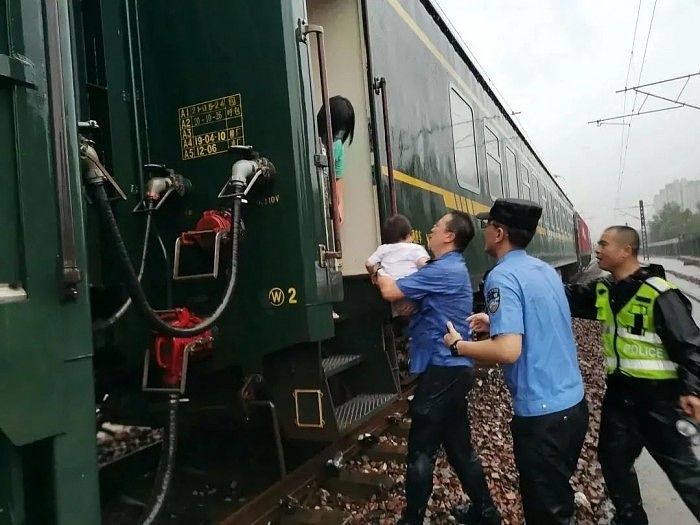 K599次列车司机在暴雨中果断停车 救了全车1196人的命 - 2