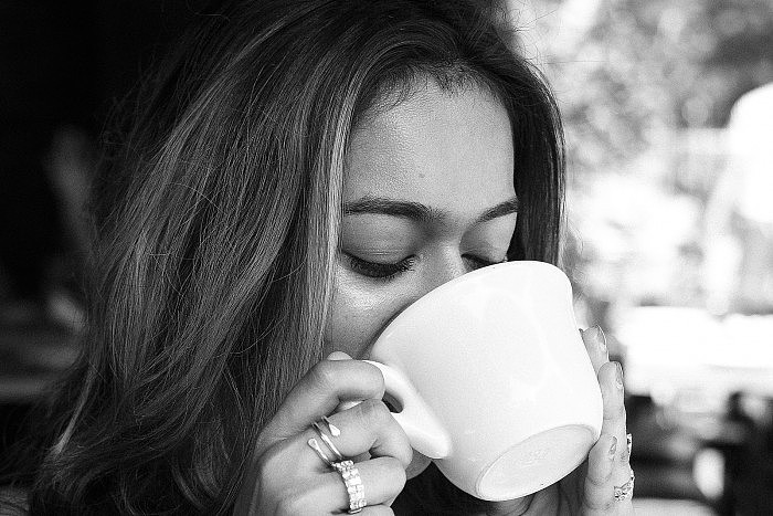1599px-Woman_drinking_coffee.jpg