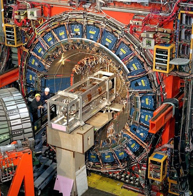 CDF项目是在Tevatron粒子加速器6.3公里环上不同位置进行的两个实验之一，图中显示的是2001年安装的过程。