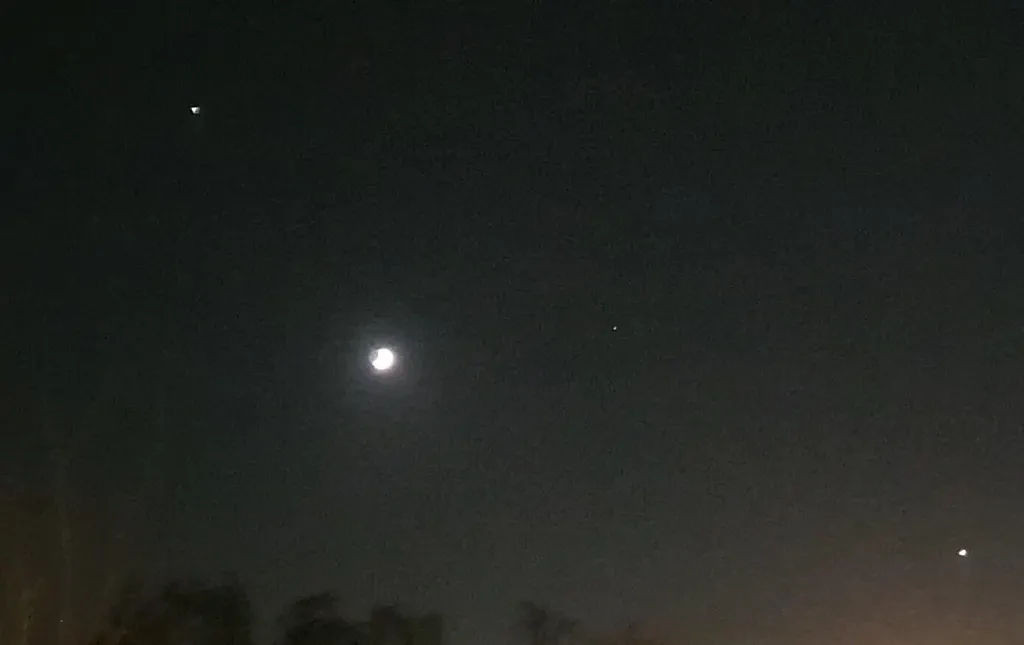难得一见的“三星伴月”：月球和木星发生合相 - 1