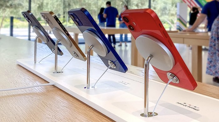 Apple Store开始采用MagSafe展示架悬空展示iPhone - 3