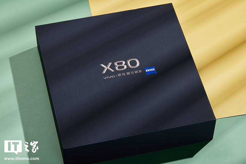 【IT之家开箱】vivo X80 图赏：搭载三星 E5 超感屏，「云阶设计」+「方圆之境」 - 1