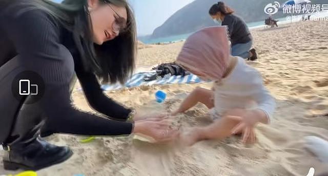 林峯张馨月带女儿到石澳游玩，小家伙首次玩沙子超级兴奋 - 14