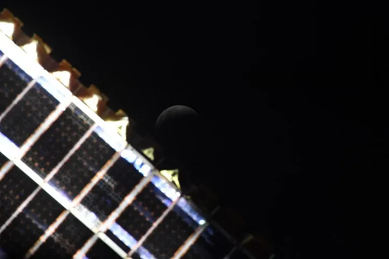 “躲猫猫”的月亮：国际空间站上的宇航员捕捉到月全食的壮观照片 - 5