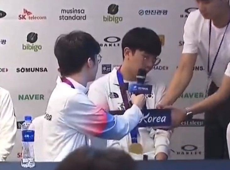 韩国队采访花絮 Faker：我猜你需要这个（麦克风） Ruler连续拒绝 - 1