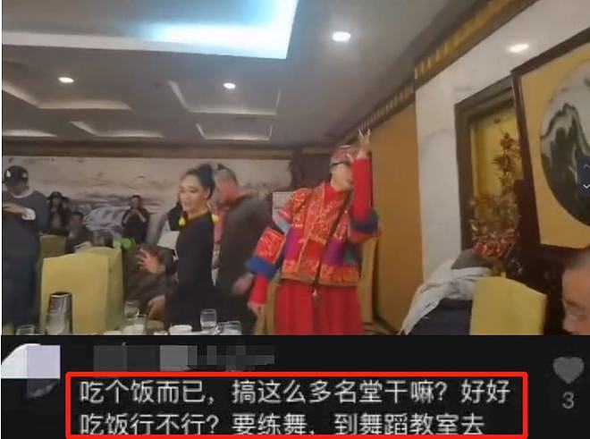 62岁杨丽萍饭局上斗舞！看徒弟跳舞不停指导太投入，被吐槽戏太多 - 4
