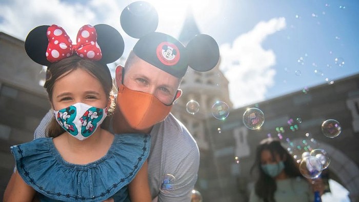 迪士尼恢复口罩要求 完全接种疫苗游客也要佩戴 - 1