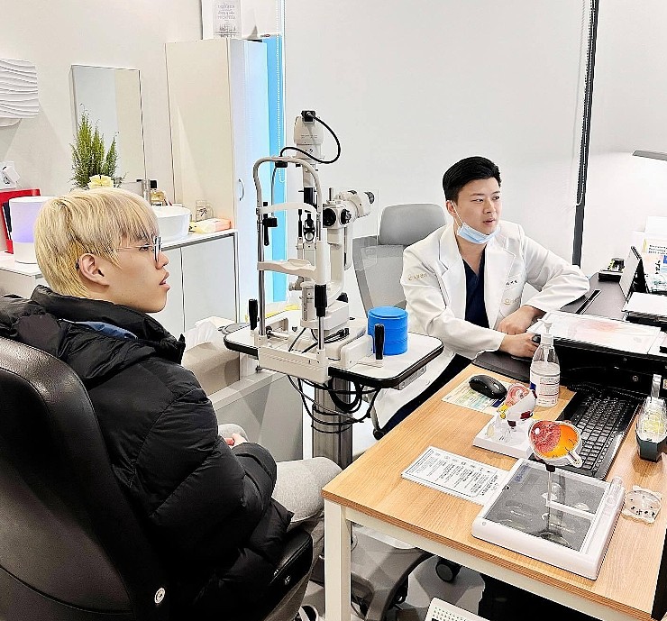 Oner与Zeus在韩国医院接受干眼症治疗，医院分享医生与选手合照 - 1