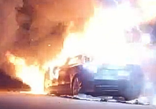 美国加州一辆特斯拉Model S起火爆炸 响声震天 - 2