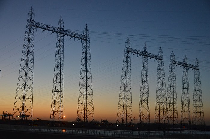 Power_grid_masts_besides_the_new_Waalbridge_Nijmegen_-_panoramio.jpg