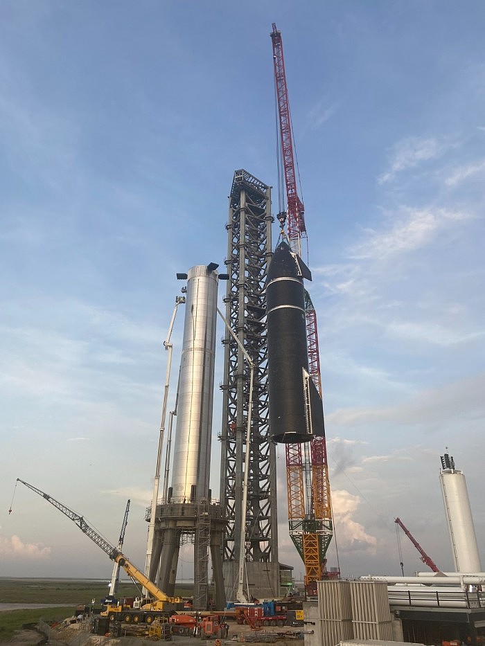 埃隆·马斯克展示完全堆叠的SpaceX星际飞船和超重型火箭 - 5